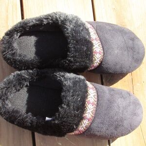 isotoner women's memory foam hoodback slippers